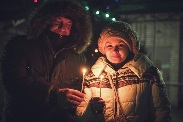 Семейная пара пришла на рождественское богослужение. Архивное фото - Sputnik Кыргызстан
