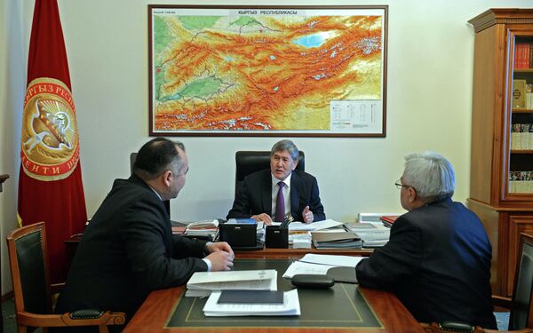 Алмазбек Атамбаев принял министра энергетики и промышленности и директора Государственного агентства по регулированию ТЭК - Sputnik Кыргызстан