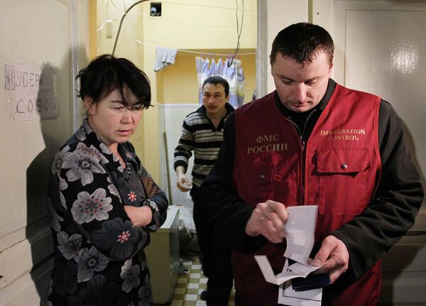 Проверка расселенного дома сотрудниками ФМС - Sputnik Кыргызстан