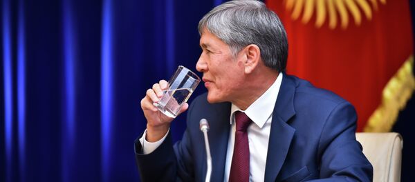 Кыргызстандын президенти Алмазбек Атамбаевдин архивдик сүрөтү Кыргызстандын президенти Алмазбек Атамбаевдин архивдик сүрөтү - Sputnik Кыргызстан