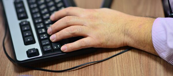 Мужская рука на клавиатуре. Архивное фото - Sputnik Кыргызстан