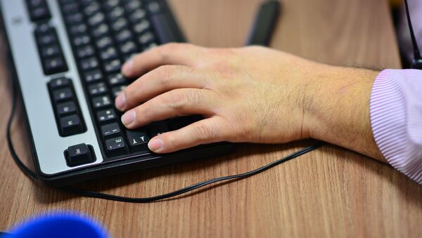 Мужская рука на клавиатуре. Архивное фото - Sputnik Кыргызстан