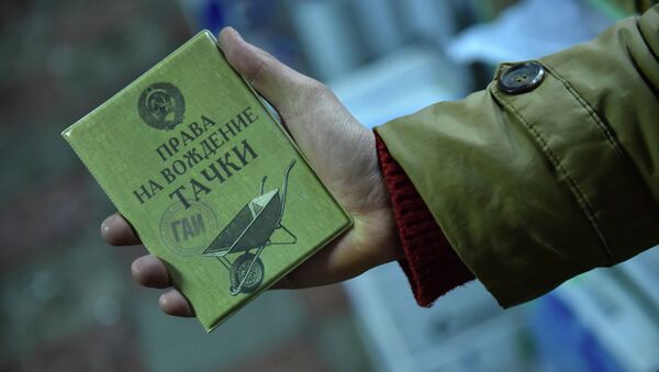 Мужчина держит документ с надписью права на вождение тачки. Архивное фото - Sputnik Кыргызстан