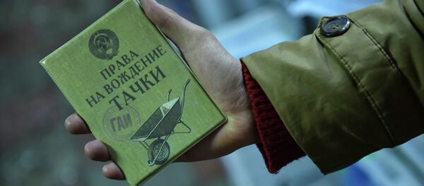 Мужчина держит документ с надписью права на вождение тачки. Архивное фото - Sputnik Кыргызстан