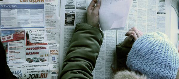 Гезитте жумуш карап жаткан кыз. Архив - Sputnik Кыргызстан