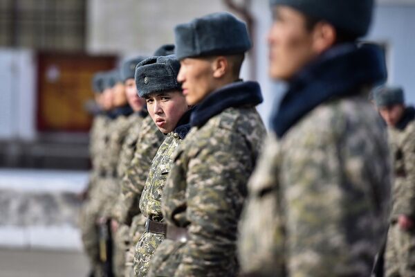 Солдаты на строю. Архивное фото - Sputnik Кыргызстан