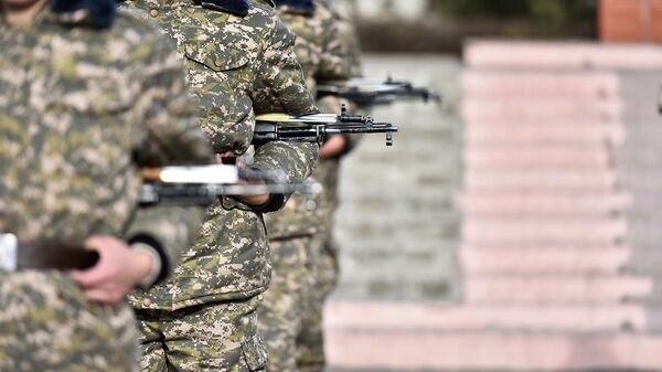 Военнослужащие с оружием. Архивное фото - Sputnik Кыргызстан