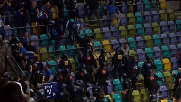 Полицейские дубинками разогнали дерущихся футбольных фанатов во Франкфурте - Sputnik Кыргызстан