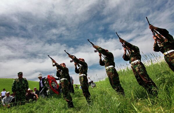 Похороны погибшего при беспорядках в Джалал-Абаде в селе Сафаровка - Sputnik Кыргызстан