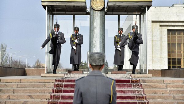 Пост почетного караула у Государственного флага на столичной площади Ала-Тоо. Архивное фото - Sputnik Кыргызстан