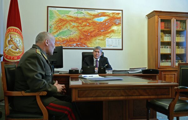 Президент Алмазбек Атамбаев принял командующего Национальной гвардией при Министерстве обороны Асанбека Алымкожоева - Sputnik Кыргызстан