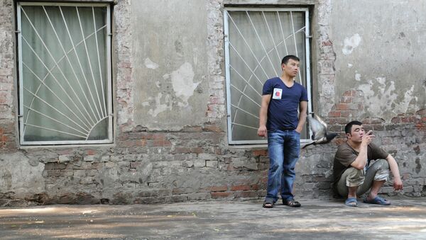 Рабочие во дворе одного из домов. Архив. - Sputnik Кыргызстан