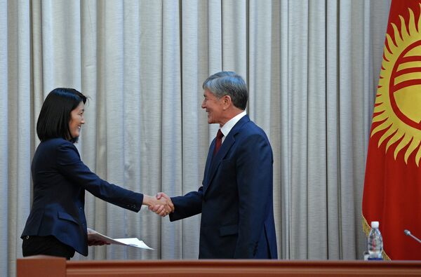 Алмазбек Атамбаев принял участие в церемонии принесения присяги новыми членами Правительства Кыргызской Республики - Sputnik Кыргызстан