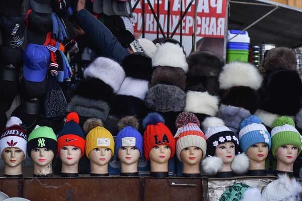 Торговля головными уборами на одном из рынков города Бишкек. Архивное фото - Sputnik Кыргызстан