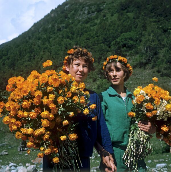 Архив: девушки с букетами альпийских роз - Sputnik Кыргызстан