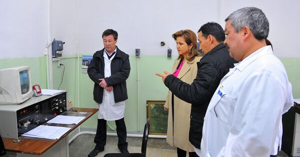 Вице-премьер-министр Кыргызской Республики Дамира Ниязалиева посетила Национальный центр онкологии - Sputnik Кыргызстан