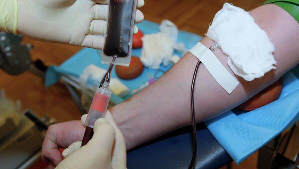 Забор крови для исследования на наличе инфекций - Sputnik Кыргызстан