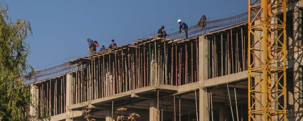 Работа строителей на высотном объекте. Архивное фото Работа строителей на высотном объекте. Архивное фото - Sputnik Кыргызстан