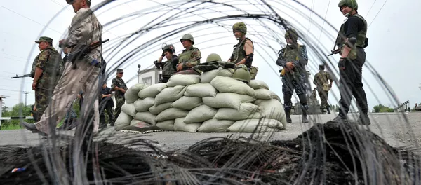 Кыргызстанские пограничника на границе с Узбекистаном. Архивное фото Кыргызстанские пограничника на границе с Узбекистаном. Архивное фото - Sputnik Кыргызстан