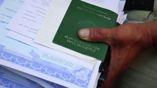 Мужчина держит документы мигрантов. Архвное фото - Sputnik Кыргызстан
