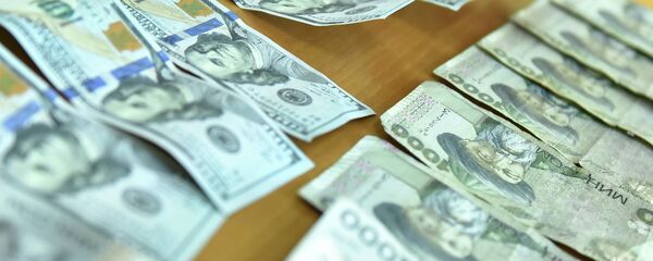 Сомы и доллары. Архивное фото - Sputnik Кыргызстан