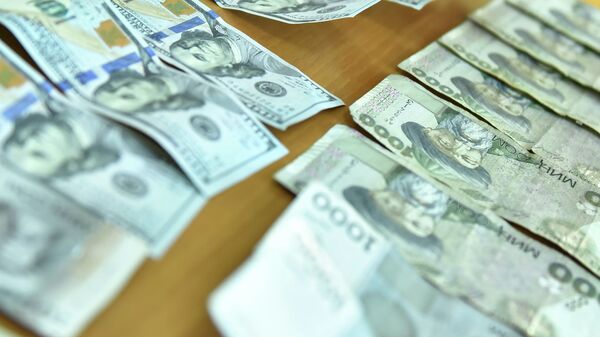 Сомовые и долларовые купюры. Иллюстративное фото - Sputnik Кыргызстан