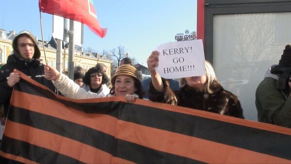 Антиамериканские лозунги и георгиевские ленты – как в Софии встретили Керри - Sputnik Кыргызстан