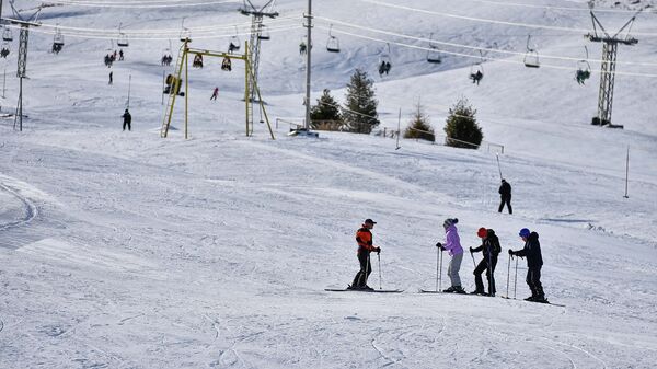 Тоо лыжа базаларынын биринде эс алып жаткан адамдар. Архив - Sputnik Кыргызстан