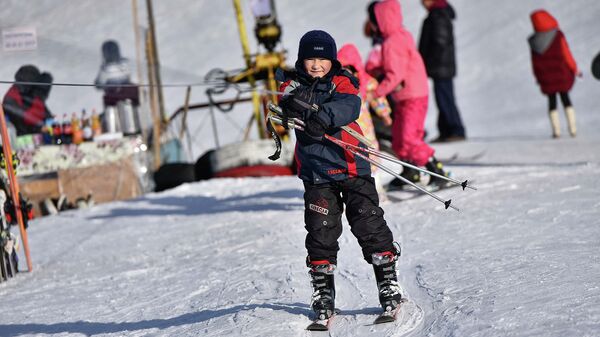 Мальчик на лыжах на горнолыжной базе. Архивное фото - Sputnik Кыргызстан