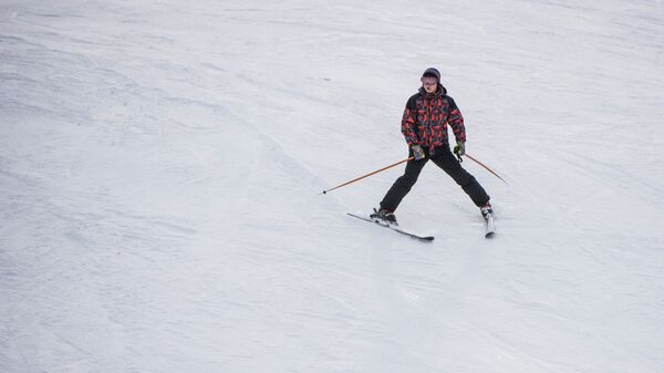Лыжа тээп бараткан адам. Архив - Sputnik Кыргызстан