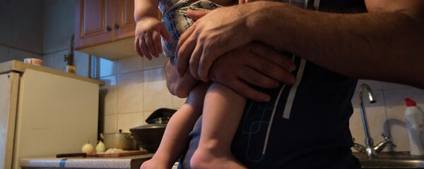 Мужчина с ребенком. Архивное фото - Sputnik Кыргызстан