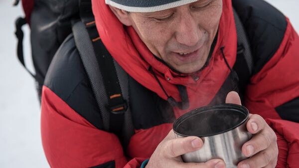 Мужчина пьет горячий напиток. Архивное фото - Sputnik Кыргызстан