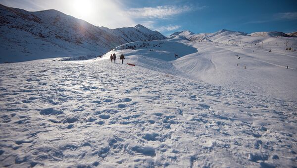 Отдыхающие на горнолыжной базе. Архивное фото - Sputnik Кыргызстан