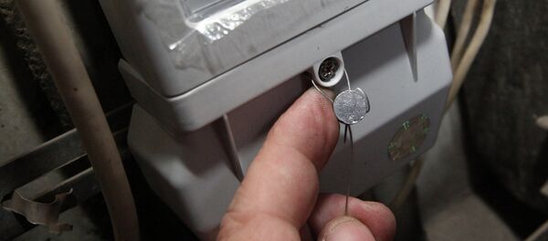 Электрик устанавливает современные электросчетчики в подъезде жилого дома. Архивное фото - Sputnik Кыргызстан