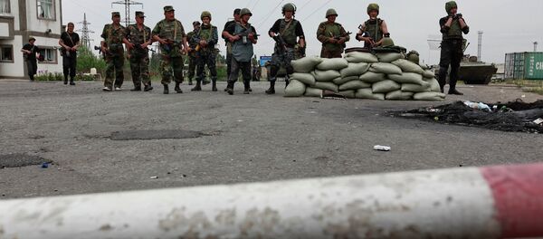 Аскерлер блокпостун жанында. Архив Аскерлер блокпостун жанында. Архив - Sputnik Кыргызстан