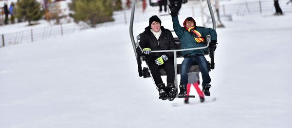 Дети на канатной дороге горнолыжной базы. Архивное фото Дети на канатной дороге горнолыжной базы. Архивное фото - Sputnik Кыргызстан