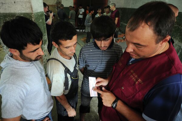 Миграция боюнча кызматкер документ текшерип жатат. Архив - Sputnik Кыргызстан