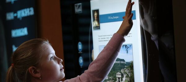 Архив: посетительница на интерактивной выставке - Sputnik Кыргызстан