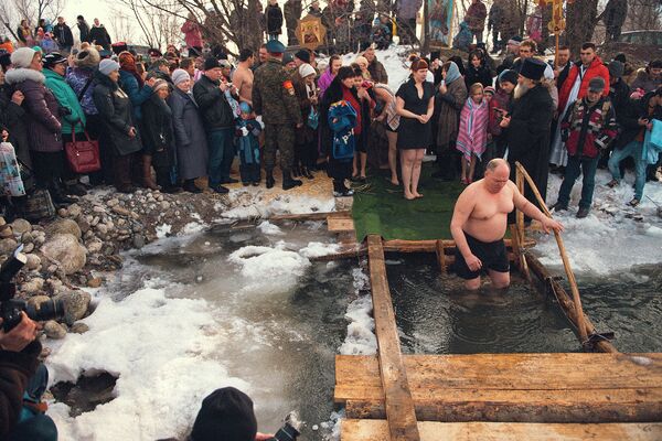 Верующие во время крещенских купаний. Архивное фото - Sputnik Кыргызстан