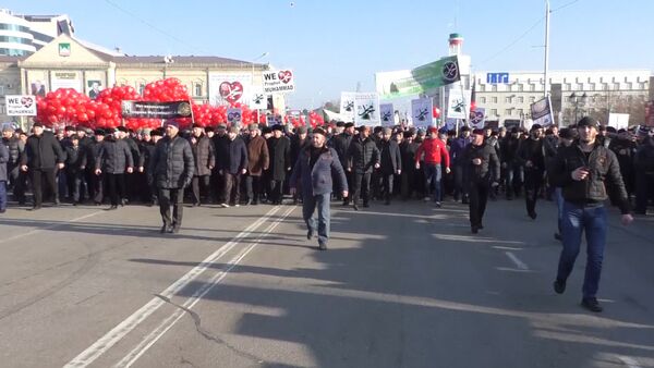 Митинговавшие за исламские ценности в Чечне выпустили в небо воздушные шары - Sputnik Кыргызстан