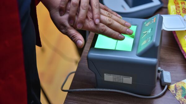 Человек сдает биометрические данные. Архивное фото - Sputnik Кыргызстан