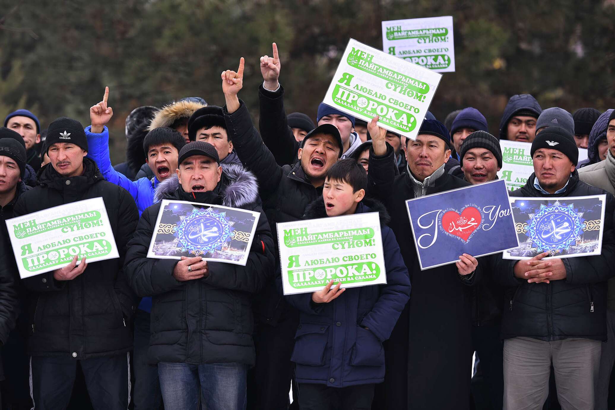 Запрет таджикам. Партии Кыргызстана исламские. Поднятый палец вверх у мусульман. Указательный палец вверх у мусульман.