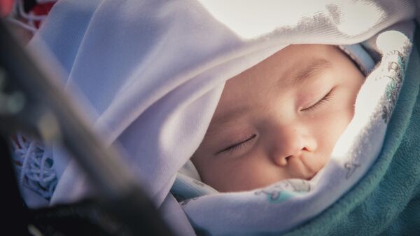 Младенец улыбается во сне. Архивное фото - Sputnik Кыргызстан