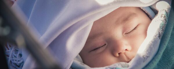 Младенец улыбается во сне Младенец улыбается во сне - Sputnik Кыргызстан