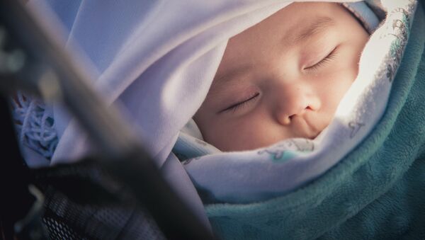 Младенец улыбается во сне - Sputnik Кыргызстан