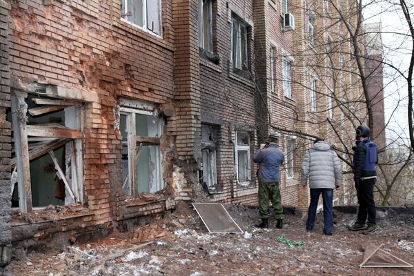 Журналисты осматривают больницу, поврежденную в результате обстрела Донецка украинской армией. Архивное фото - Sputnik Кыргызстан