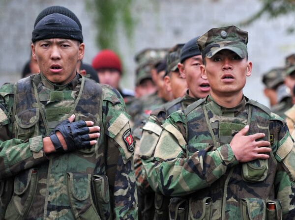 Архив: солдаты в исполняют Гимн Кыргызской Республики. - Sputnik Кыргызстан