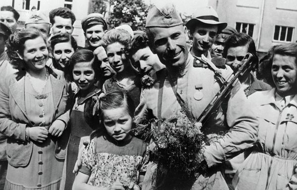 Встреча советских солдат в Софии. Архивное фото - Sputnik Кыргызстан