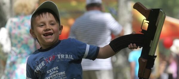 Архив: мальчик с игрушечным автоматом - Sputnik Кыргызстан