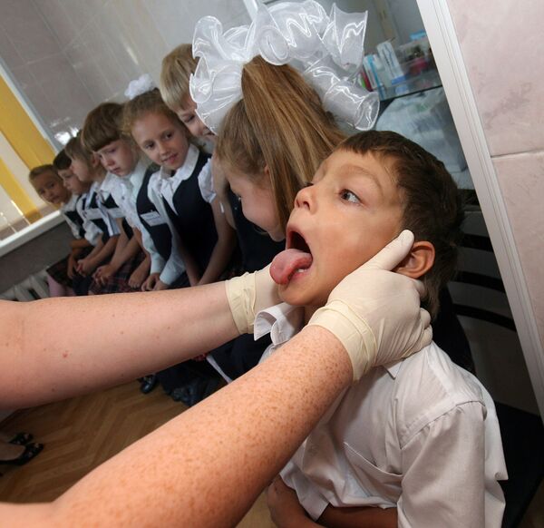 Осмотр детей перед вакцинацией. Архивное фото - Sputnik Кыргызстан